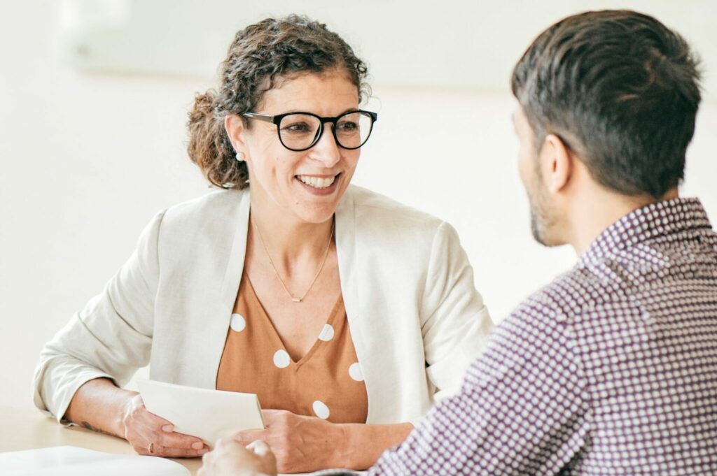 Femme souriante face à un homme de dos